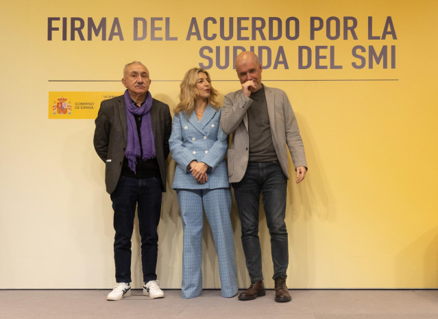 Archivo - La vicepresidenta segunda del Gobierno y ministra de Trabajo y Economía Social, Yolanda Díaz (c), junto a los secretarios generales de CCOO, Unai Sordo (d), y de UGT, Pepe Álvarez (i), durante la firma del acuerdo para la subida del SMI de 2024