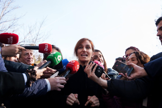 La ministra de Sanidad, Mónica García, atiende a los medios de comunicación durante una manifestación por una vivienda digna, a 9 de febrero de 2025, en Madrid (España).