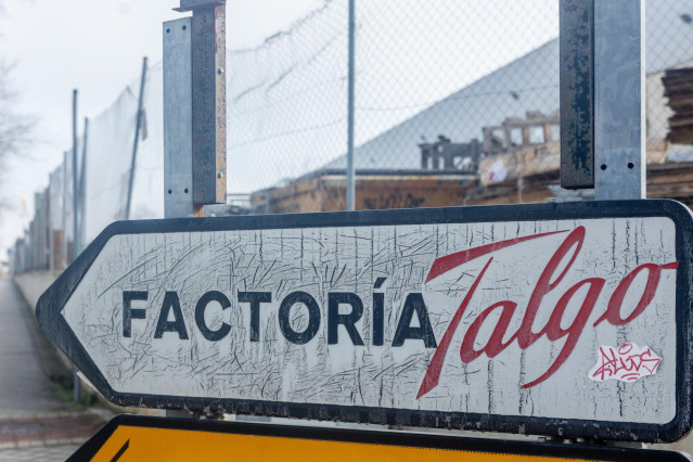 Un cartel indica la sede de Talgo, en Madrid (España)