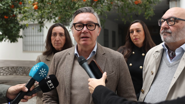 El portavoz parlamentario de Vox en Andalucía, Manuel Gavira, atiende a los medios en Córdoba.