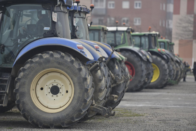 Archivo - Los tractores de los agricultores se concentran por carreteras que pasan por Huesca en 2024.