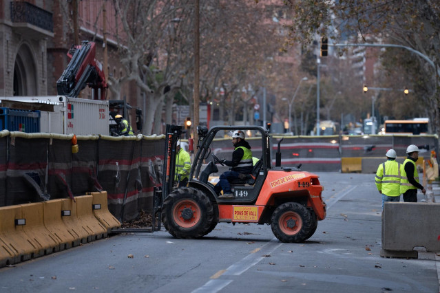 Varios operarios trabajando