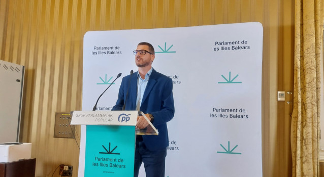Archivo - El portavoz del PP en el Parlament, Sebastià Sagreras, durante una rueda de prensa. Archivo.
