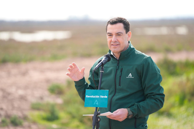 El presidente de la Junta de Andalucía, Juanma Moreno, este lunes anunciando la compra de una nueva finca en la provincia de Sevilla dentro del entorno del Parque de Doñana.