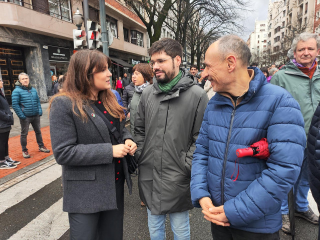 Los representantes de Sumar Alba García y Lander Martínez en la manifestación en Bilbao en defensa de la sanidad pública