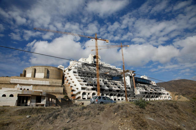 Vista general del hotel ilegal de El Algarrobico. A 10 de febrero de 2025, en Carboneras, Almería (Andalucía, España). La vicepresidenta primera y ministra de Hacienda, María Jesús Montero, ha anunciado este lunes que el Gobierno de España aprobará en el