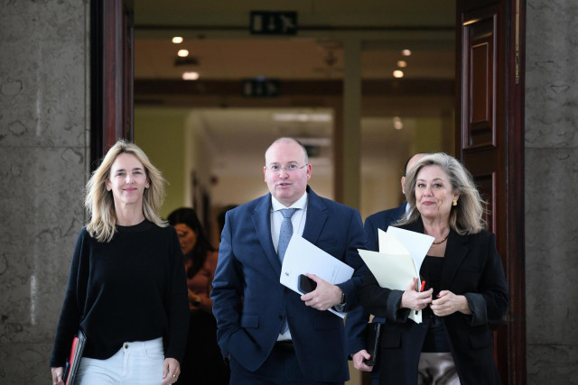 La diputada del PP Cayetana Álvarez de Toledo y el portavoz del PP en el Congreso, Miguel Tellado, a 4 de febrero de 2025, en Madrid (España).