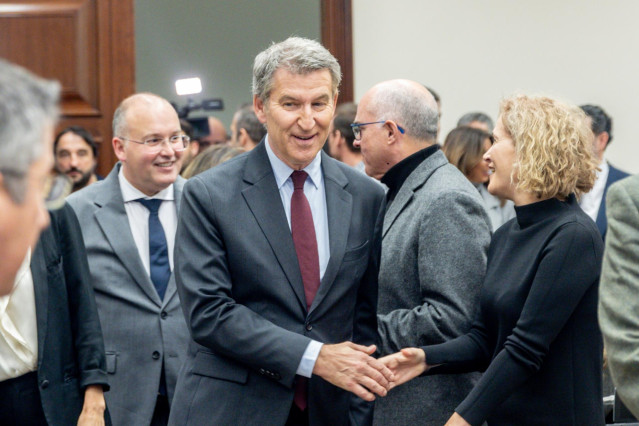 El presidente del Partido Popular, Alberto Núñez Feijóo, a su llegada a la jornada 'Contra la impunidad', en el Congreso de los Diputados, a 10 de febrero de 2025, en Madrid (España). La jornada ha sido organizada por el Partido Popular.