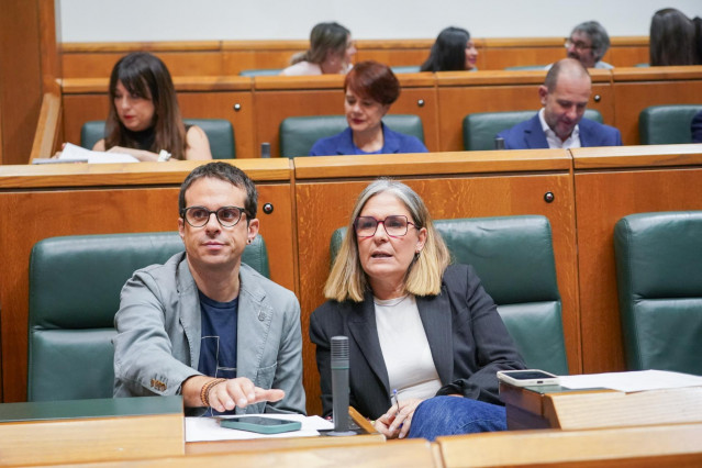 Archivo - El portavoz parlamentario de EH Bildu, Pello Otxandiano y la portavoz de EH Bildu en el Parlamento Vasco, Nerea Kortajarena, durante el primer pleno ordinario de la legislatura, en el Parlamento Vasco, a 26 de septiembre de 2024, en Vitoria-Gast