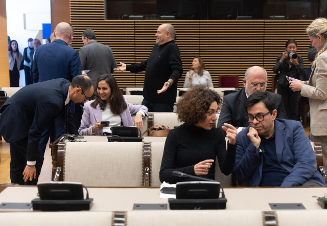 Archivo - La secretaria general de Podemos, Ione Belarra (2i), la portavoz adjunta primera de Sumar y portavoz de En Comú Podem, Aina Vidal (2d), y el secretario primero de la Mesa del Congreso, Gerardo Pisarello (d), durante la sesión de constitución de