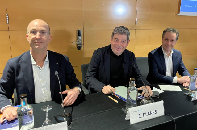 El presidente de Esade Alumni, Daniel Sánchez; el presidente ejecutivo de Fluidra, Eloi Planes, y el vicedecano de programas y profesorado asociado de Esade, Luis Vives.