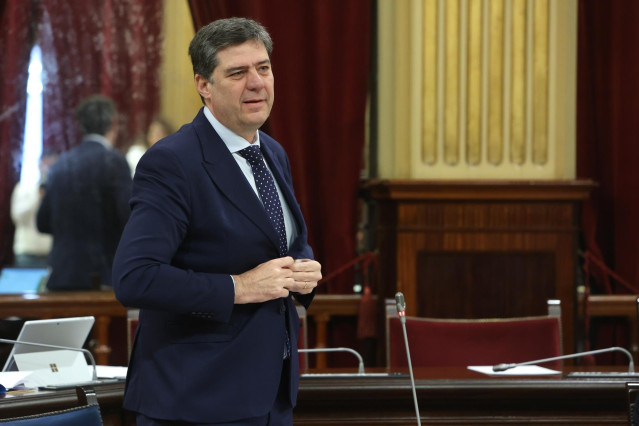 El conseller de Turismo, Jaume Bauzà, durante una sesión plenaria.