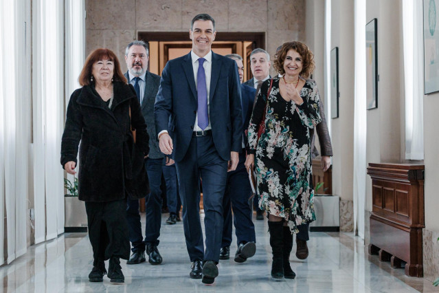 (I-D) La presidenta del PSOE, Cristina Narbona; el presidente del Gobierno y secretario general del PSOE, Pedro Sánchez y la vicesecretaria general del PSOE y vicepresidenta primera del Gobierno y ministra de Hacienda, María Jesús Montero.