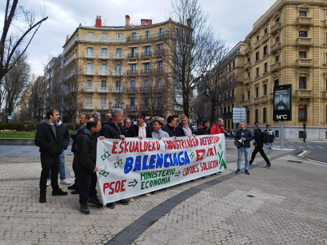Concentración de trabajadores de Astilleros Balenciaga frente a la sede del PSE-EE en San Sebastián.