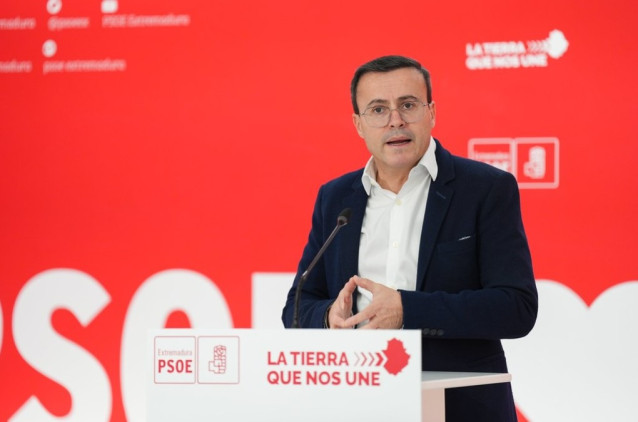 El secretario general del PSOE de Extremadura, Miguel Ángel Gallardo, en rueda de prensa en Mérida