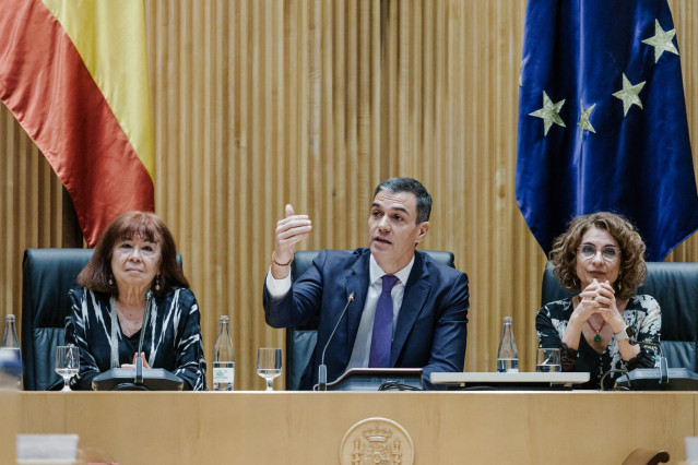 (I-D) La presidenta del PSOE, Cristina Narbona; el presidente del Gobierno y secretario general del PSOE, Pedro Sánchez y la vicesecretaria general del PSOE y vicepresidenta primera del Gobierno y ministra de Hacienda, María Jesús Montero, durante la reun