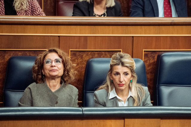 La vicepresidenta primera y ministra de Hacienda, María Jesús Montero (i) y  la vicepresidenta segunda y ministra de Trabajo, Yolanda Díaz (d).