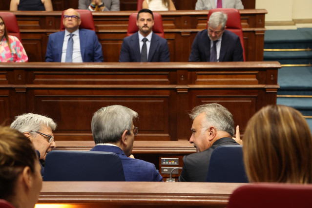 Archivo - (I-D) El presidente del Grupo Parlamentario Nacionalista, David Toledo; el Portavoz del Grupo Parlamentario Nacionalista Canario en el Parlamento de Canarias, José Miguel Barragán; y El candidato a la investidura como presidente del Gobierno de
