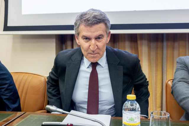 El presidente del Partido Popular, Alberto Núñez Feijóo, a su llegada a la jornada 'Contra la impunidad', en el Congreso de los Diputados, a 10 de febrero de 2025, en Madrid (España). La jornada ha sido organizada por el Partido Popular.