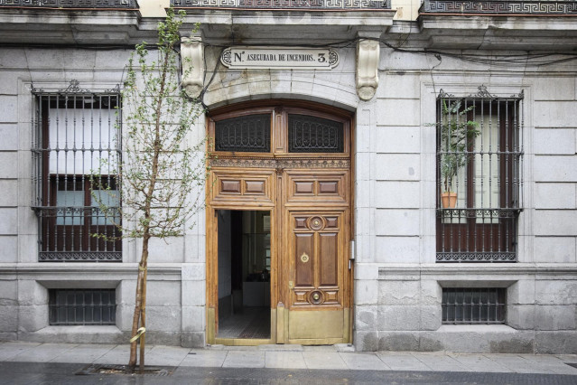 Archivo - Fachada de un bloque de viviendas, a 29 de octubre de 2024, en Madrid (España).