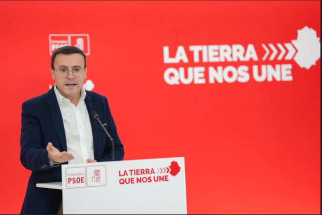 El secretario general del PSOE de Extremadura, Miguel Ángel Gallardo, en rueda de prensa en Mérida