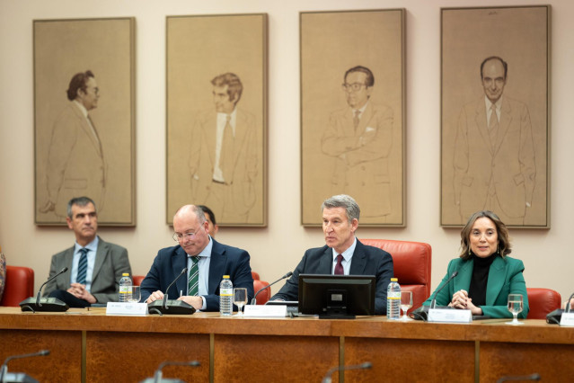 El portavoz del PP en el Congreso, Miguel Tellado; el presidente del PP, Alberto Núñez Feijóo y la secretaria general del PP, Cuca Gamarra, durante la reunión interparlamentaria del Grupo Popular, en el Congreso de los Diputados.