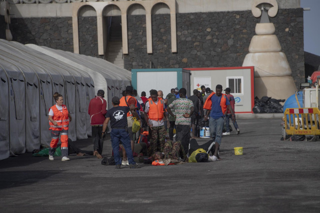 Archivo - Migrantes desembarcan de un cayuco a su llegada al puerto de La Restinga