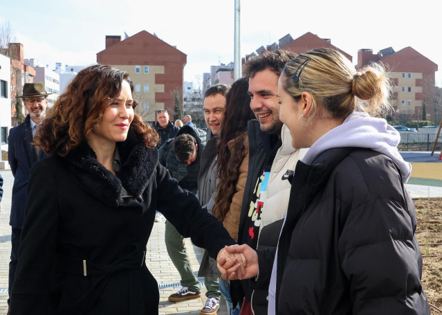 La presidenta de la Comunidad de Madrid, Isabel Díaz Ayuso, durante la entrega de llaves a los primeros adjudicatarios de las 282 viviendas del Plan Vive en Colmenar Viejo, a 11 de febrero de 2025, en Colmenar Viejo, Madrid (España).