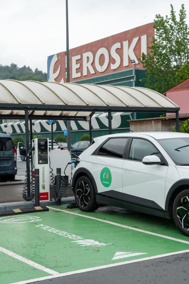 Archivo - Carga de vehículos eléctricos consecuencia de un acuerdo entre Eroski e Iberdrola