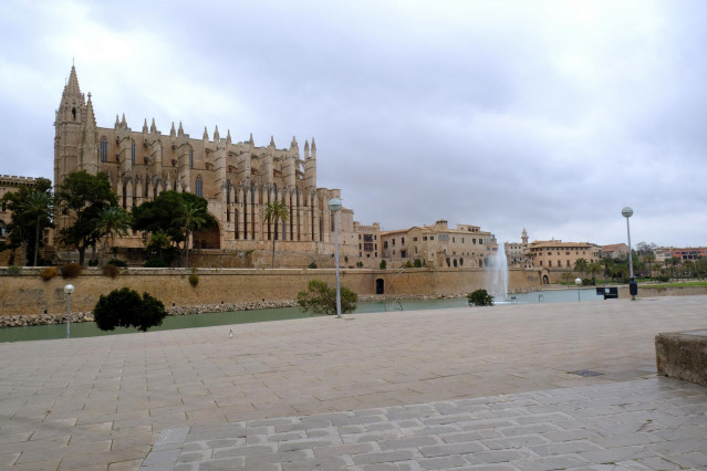 Archivo - Alrededores de la Catedral-Basílica de Santa María -La Seu- vacía durante el primer día laborable desde del estado de alarma decretado por el coronavirus en el país, en Palma de Mallorca (Islas Baleares, España), a 16 de marzo de 2020.