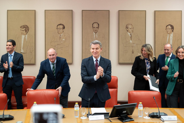 El portavoz del PP en el Congreso, Miguel Tellado, y el presidente del PP, Alberto Núñez Feijóo, aplauden durante la reunión interparlamentaria del Grupo Popular, en el Congreso de los Diputados, a 11 de febrero de 2025, en Madrid (España).