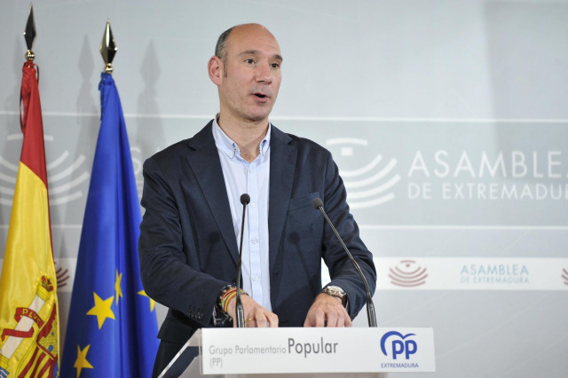 El portavoz del PP, José Ángel Sánchez Juliá, en rueda de prensa.