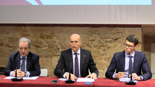 Presentación del informe jurídico para lograr la autonomía de León