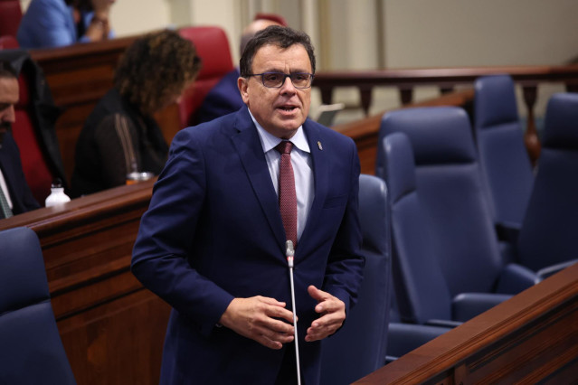 El consejero de Aguas del Gobierno de Canarias, Manuel Miranda, interviene ante la sesión de control del Parlamento de Canarias