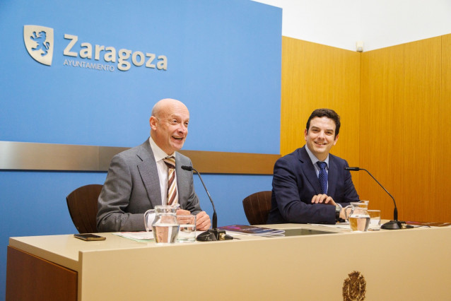 El consejero municipal de Economía, Transformación Digital y Transparencia, Carlos Gimeno, y el científico Alberto Jiménez Schuhmacher.