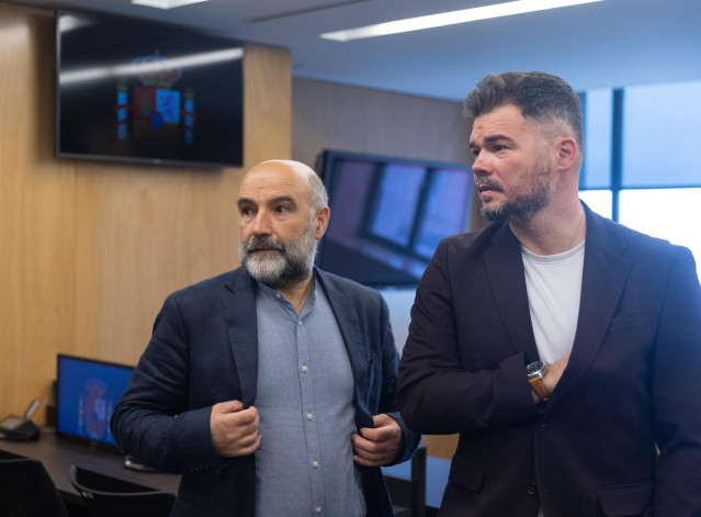 Archivo - El diputado del BNG en el Congreso, Néstor Rego (i), y el portavoz de ERC en el Congreso, Gabriel Rufián (d), tras una reunión para presentar una Proposición de ley, en el Congreso de los Diputados, a 27 de junio de 2024, en Madrid (España). Hoy