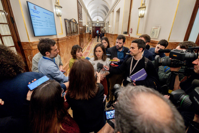 La secretaria general de Podemos, Ione Belarra, atiende a los medios de comunicación a su llegada a un pleno en la Cámara Baja, a 11 de febrero de 2025, en Madrid (España).