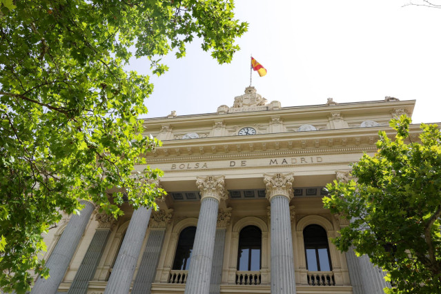 Archivo - Fachada del Palacio de la Bolsa, a 18 de julio de 2023, en Madrid (España). El Ibex 35 ha iniciado la sesión de hoy con una ligera subida del 0,02%, lo que ha llevado al selectivo hasta los 9.440,35 puntos, justo a pocos días de que arranque la