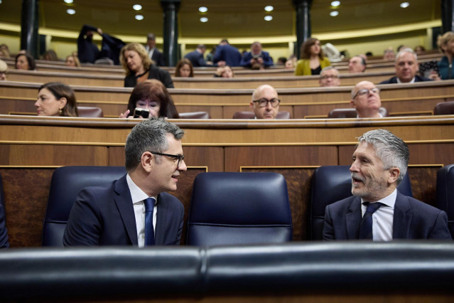 Archivo - El ministro de la Presidencia, Relaciones con las Cortes y Justicia, Félix Bolaños (i) y el ministro de Interior, Fernando Grande-Marlaska (d), durante una sesión de control al Gobierno, en el Congreso de los Diputados.