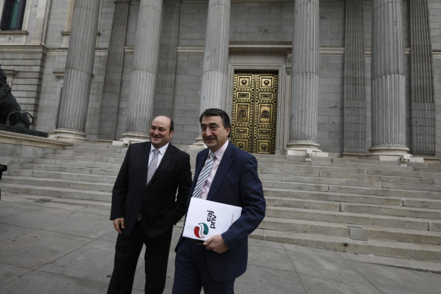 Archivo - Andoni Ortúzar y Aitor Esteban , en una foto de archivo en el Congreso