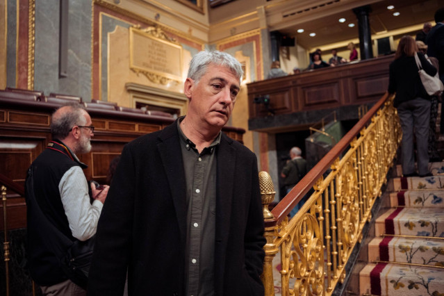 El diputado de EH Bildu, Oskar Matute, a su llegada a una sesión plenaria extraordinaria, en el Congreso de los Diputados, a 22 de enero de 2025, en Madrid (España). El Congreso celebra el primer pleno del año, de manera extraordinaria, para aprobar el su