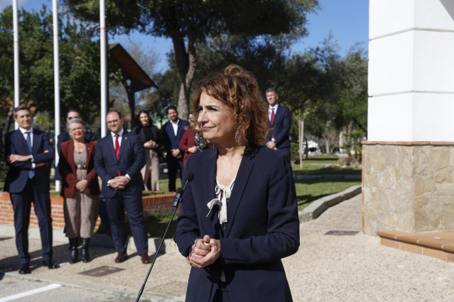 La vicepresidenta Primera del Gobierno y Ministra de Hacienda, María Jesús Montero, atiende a los medios antes de mantener una reunión.