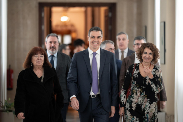 El presidente del Gobierno, Pedro Sánchez y la vicepresidenta primera del Gobierno y ministra de Hacienda, María Jesús Montero, en el Congreso de los Diputados, a 11 de febrero de 2025, en Madrid (España).