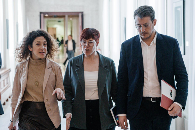 (I-D) Los diputados de Sumar Aina Vidal, Àgueda Micó y Jorge Pueyo, llegan a una reunión de la Junta de Portavoces, en el Congreso de los Diputados, a 11 de febrero de 2025, en Madrid (España).