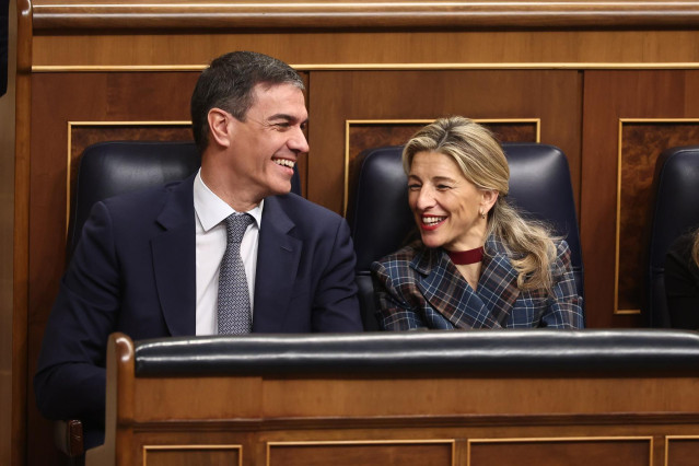 El presidente del Gobierno, Pedro Sánchez y la vicepresidenta segunda y ministra de Trabajo, Yolanda Díaz, durante una sesión de control, Congreso de los Diputados, a 12 de febrero de 2025, en Madrid (España).