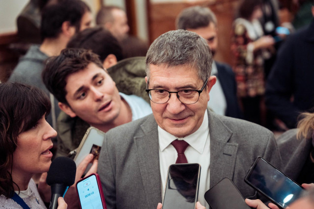 El portavoz del PSOE en el Congreso, Patxi López, en los pasillos del Congreso