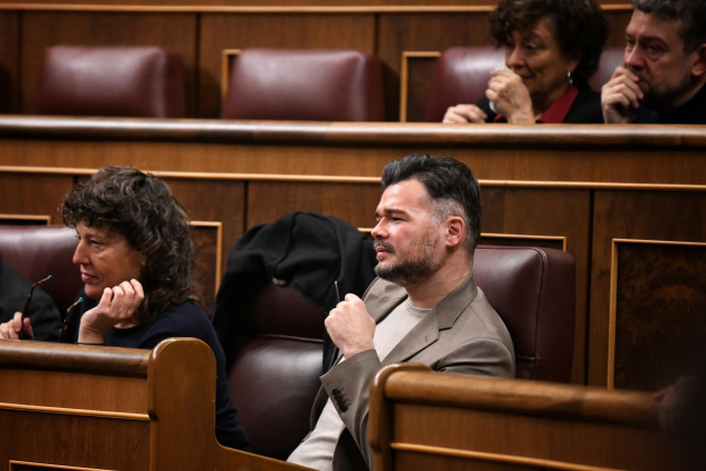 Archivo - La diputada de ERC Teresa Jordà y el portavoz de ERC en el Congreso, Gabriel Rufián.