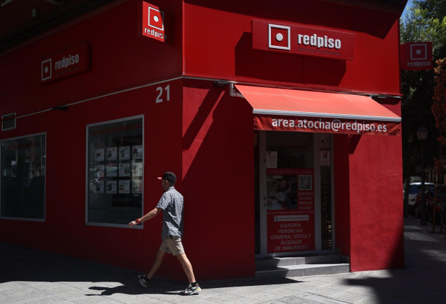 Archivo - Un hombre pasa por una oficina de redpiso, a 1 de septiembre de 2022, en Madrid (España) .