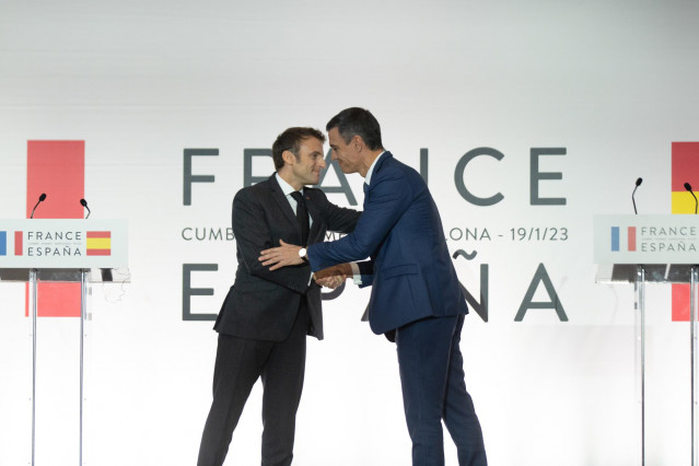 Archivo - El presidente de Francia, Emmanuel Macron (i) y el presidente del Gobierno, Pedro Sánchez (d), posan tras la firma de un Tratado de Amistad entre sus respectivos países, durante la XXVII Cumbre Hispano-Francesa, en el Museo Nacional de Arte de C