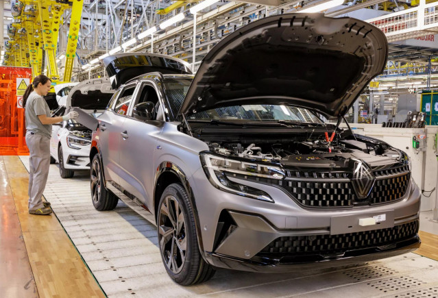 Archivo - Renault España acuerda la prórroga del convenio colectivo interprovincial para el año 2025.
